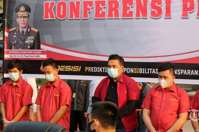 Picandi Mosko Business Manager Laboratorium Kimia Farma untuk wilayah Medan dan keempat rekannya yang ditangkap Polda Sumatera Utara.