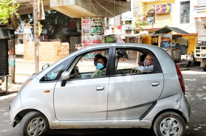 Ashish Shrivastav mengantarkan ayahnya yang sesak napas dengan mobil mencari rumah sakit yang mau menerimanya.