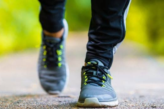 Riset menyebutkan orang yang rutin berjalan kaki 30 – 45 menit setiap hari memiliki masa sakit lebih sebentar dibandingkan yang tidak