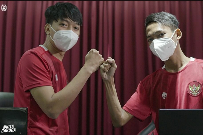Potret perwakilan eFootball Indonesia Fahmi Husaeni dan Moehamad Zulisar di ajang kualifikasi FIFAe Nations Cup 2021