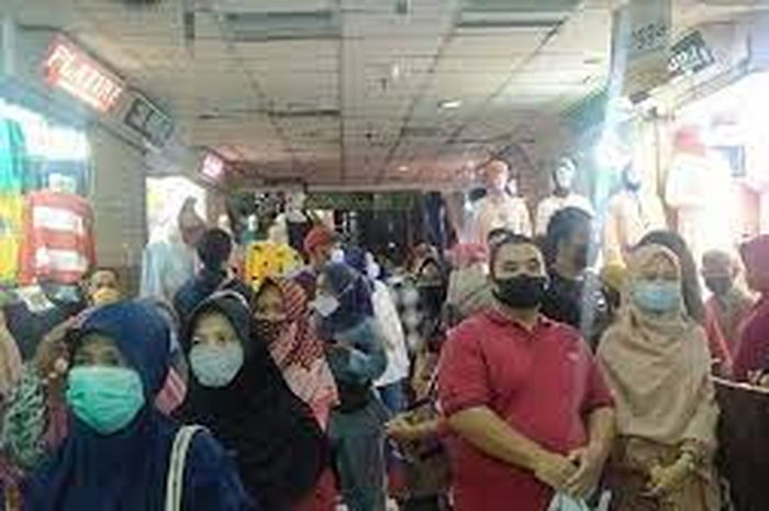 Pengunjung Pusat Grosir Pasar Tanah Abang, Jakarta Pusat terpantau memadati Gedung Blok A pada Minggu (2/5/2021). 