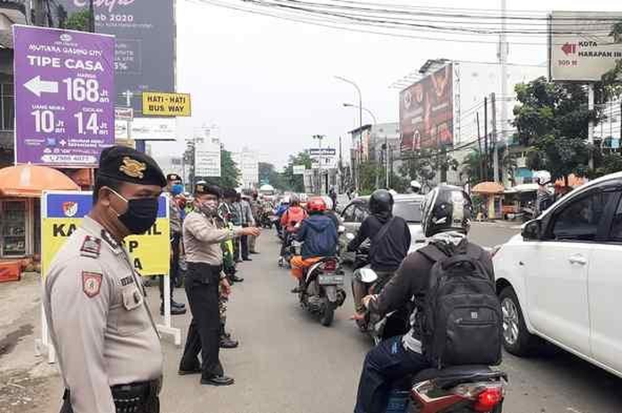 Larangan mudik Lebaran 2021 berlaku 3 hari lagi, motor mulai ramai melintasi Karawang, Jawa Barat.