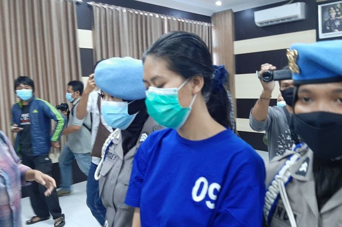 Wanita pelaku sate baracun telah ditangkap polisi. Tersangka Pengiriman sate beracun ini berinisial NA dirilis kepada pers di Mapolres Bantul Senin (3/5/2021).