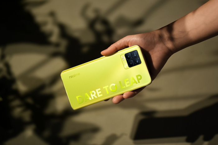 realme 8 Pro dihadirkan dengan warna baru Illuminating Yellow yang bisa glow in the dark.