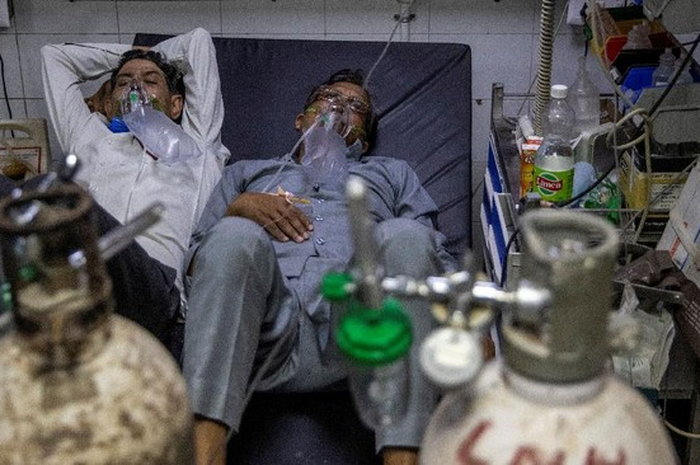Di Rumah Sakit Lok Nayak Jai Prakash Narayan (LNJP), salah satu fasilitas khusus Covid terbesar di India, ambulans tak berhenti membawa pasien. 