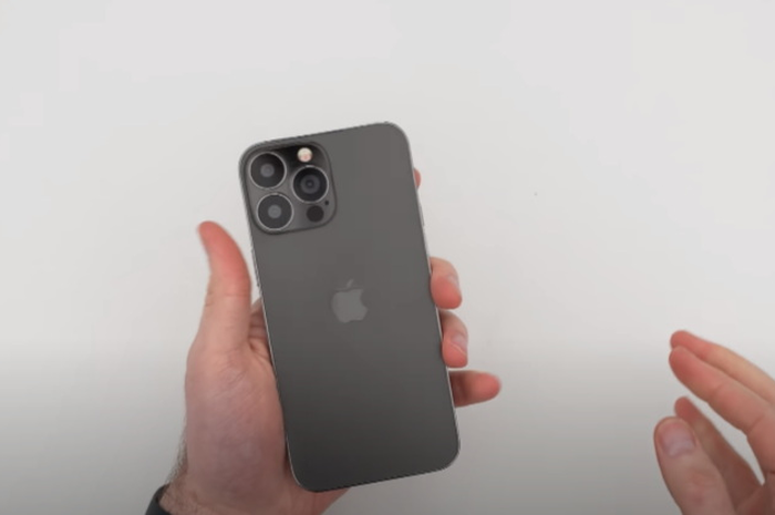 Tampilan unit Dummy iPhone 13 Pro Max yang ada di video Unbox Therapy