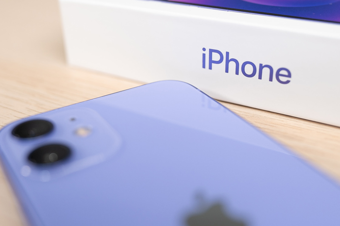 Ilustrasi iPhone 12 ungu