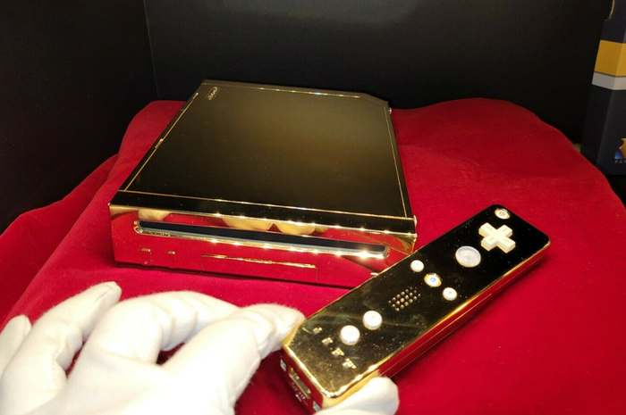 Tampilan dari Nintend Wii emas bekas Ratu Elizabeth II yang dijual oleh Donny Fillerup di eBay