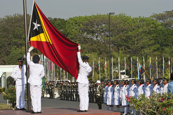 Pengibaran bendera Timor Leste saat perayaan Hari Kemerdekaan.