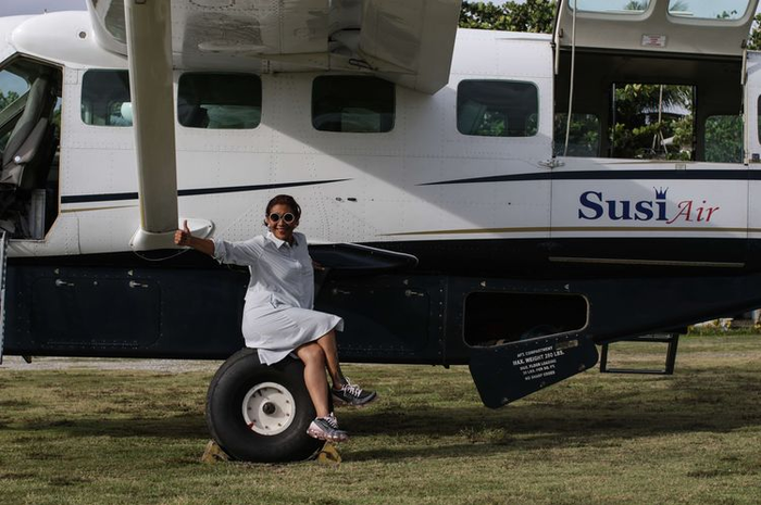 Susi Pudjiastuti dengan pesawat perintisnya Susi Air