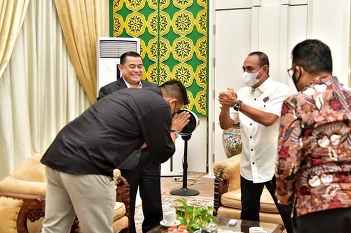 Wali Kota Medan Bobby Nasution saat bersilaturahmi dengan Gubernur Sumatera Utara Edy Rahmayadi. Perseteruan Bobby mirip Jokowi lawan Gubernur Jawa Tengah.