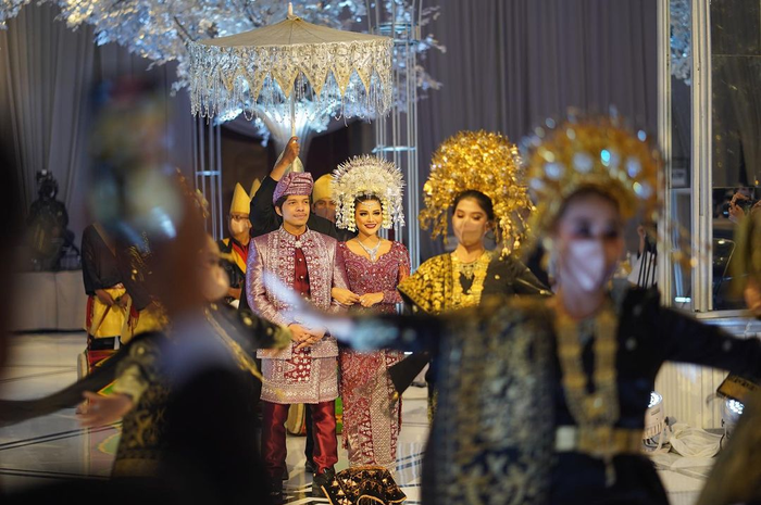Syukuran akad nikah Atta Halilintar dan Aurel Hermansyah yang digelar megah pada 3 April 2021. Atta murka saat seorang netizen menyumpahi sang istri.