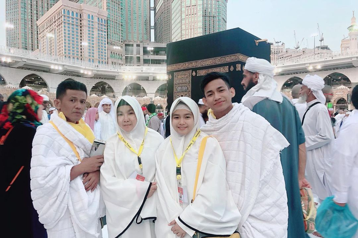 Foto Aulia DA pakai hijab yang bikin adem saat bersama keluarganya di Tanah Suci Mekkah. Sukses jadi pedangdut, Aulia boyong keluarganya umrah.