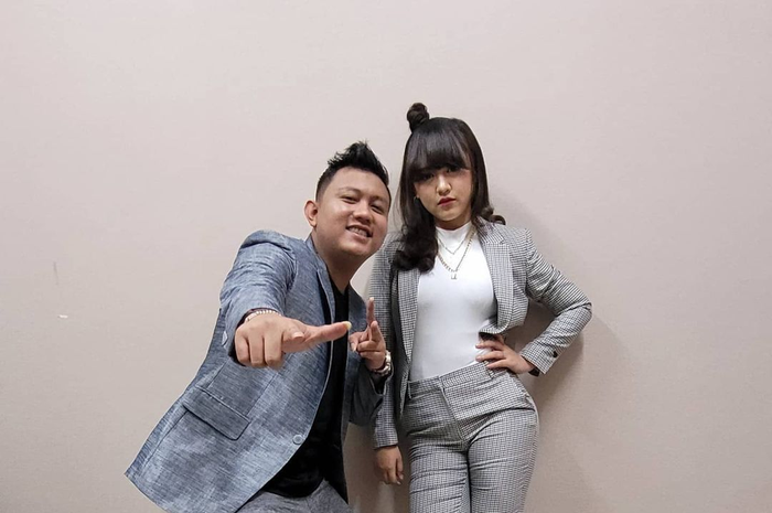 Chord gitar dan lirik lagu Satru - Denny Caknan feat. Happy Asmara. Foto mesra Denny Caknan dan Happy Asmara bikin baper. 