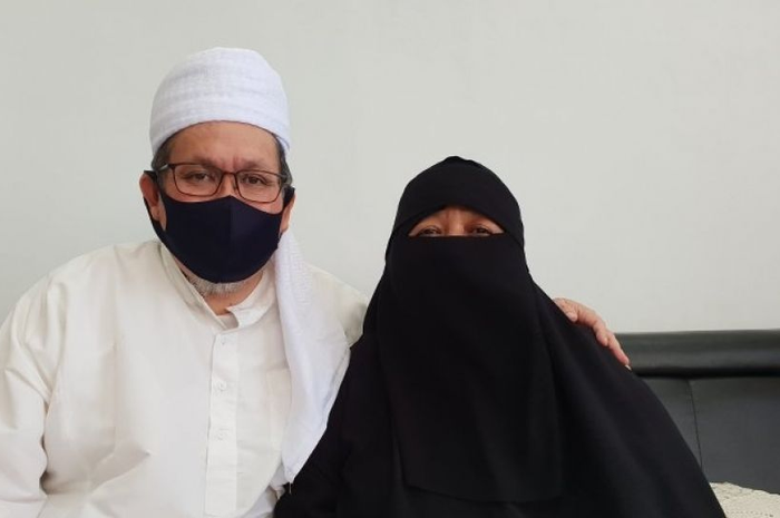 Ustaz Tengku Zulkarnain bersama istri. Tengku Zul meninggal dunia usai positif Covid-19. Ia pernah menyatakan baru mau bantu pemerintah jika Presiden Jokowi wafat.