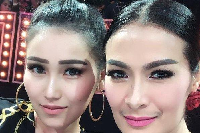Ayu Ting Ting (kiri) dan Iis Dahlia (kanan)