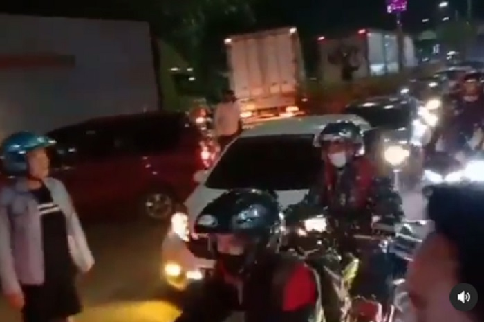 Pos penyekatan Bekasi dijebol ribuan pemudik motor, polisi tambah personil.