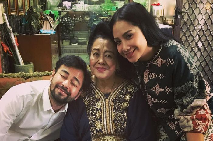 Raffi Ahmad ketika berkunjung ke rumah sang nenek