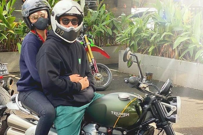 Billy Syahputra bersama Amanda Manopo naik motor Triumph Scrambler
