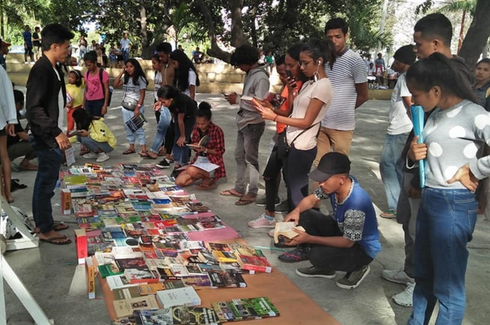 Orang muda Timor Leste di taman kota Dili.
