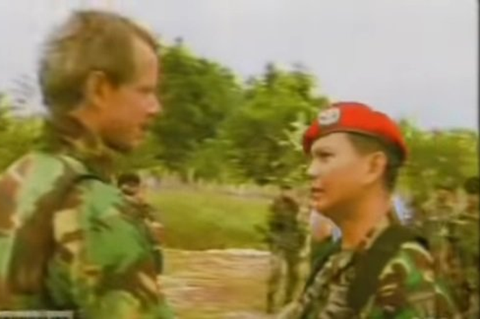 Foto gagah Prabowo Subianto, yang memimpin langsung operasi pembebasan 11 sandera OPM di hutan Mapenduma, Papua pada 9 Mei 1996.
