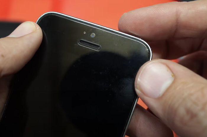 Ilustrasi speaker bagian depan iPhone