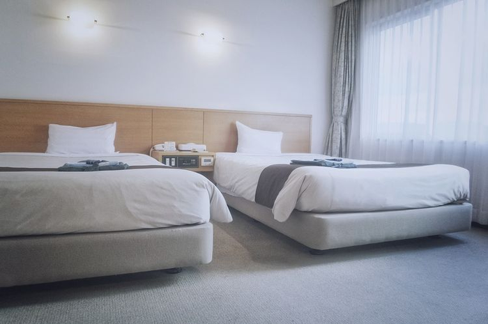 Temukan teman tergeletak tak berdaya di kamar hotel. 