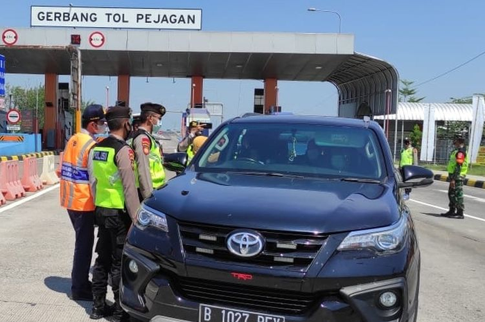 Petugas gabungan saat operasi penyekatan di Exit Tol Pejagan Brebes, Jawa Tengah, Selasa (11/5/2021). Berikut syarat keluar kota dengan kendaraan pribadi dan umum mulai 18 Mei 2021. 