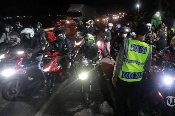 Ilustrasi mudik. Pemudik motor arus balik lewat Karawang, siap-siap test antigen.