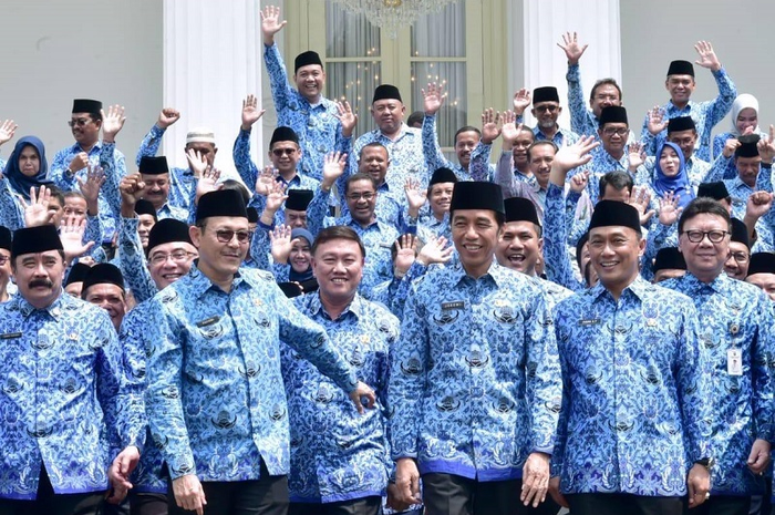Presiden Jokowi saat bersama PNS. Rencananya, gaji ke-13 PNS 2021 akan cair pada bulan Juni. 
