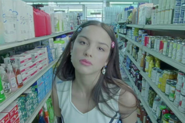 Olivia Rodrigo tampil dengan gaya rambut ala tahun 90-an di music video 