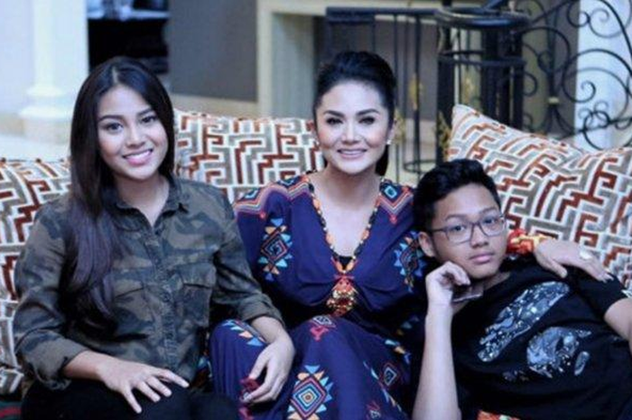 Krisdayanti dengan kedua anaknya, Aurel dan Azriel