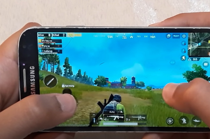 Ilustrasi bermain game PUBGM di smartphone Samsung bekas 500 ribuan, yakni Galaxy S4