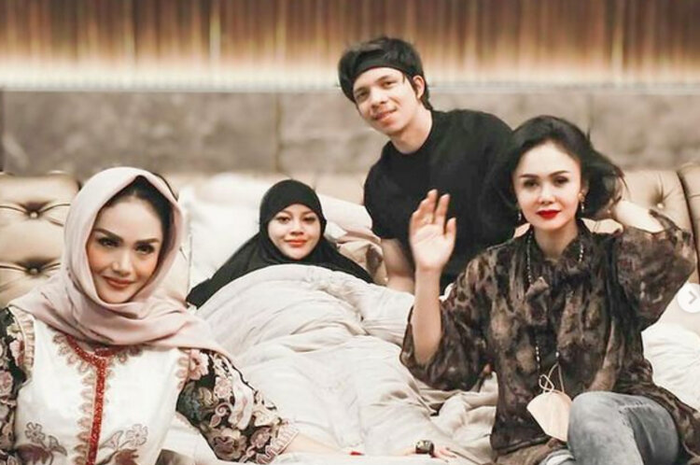 Yuni Shara saat menjenguk Aurel Hermansyah dan Atta Halilintar