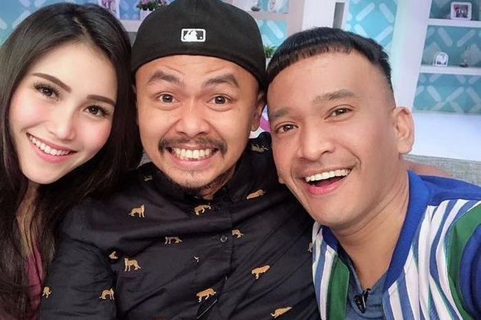 Ayu Ting Ting foto bareng Wendy Cagur, dan Ruben Onsu.