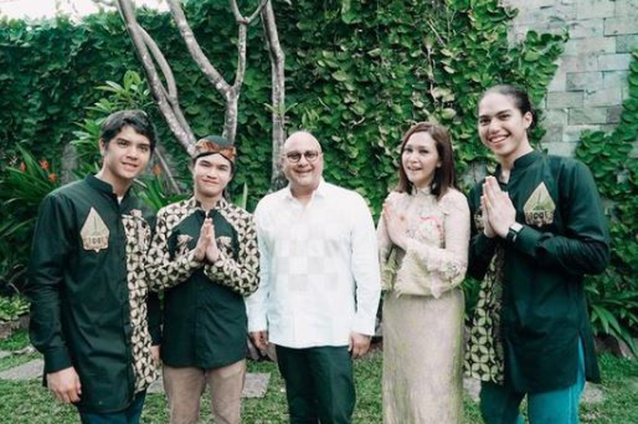 Maia Estianty dan Irwan Mussry bareng Al, El, dan Dul.