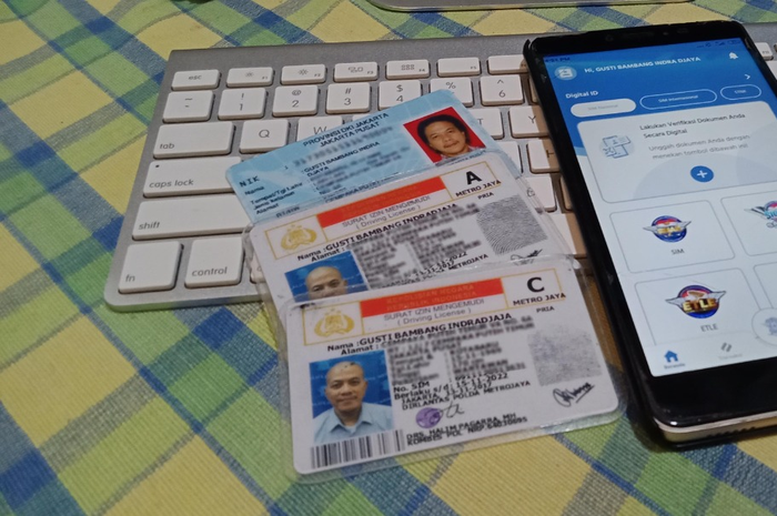 Perpanjang SIM, bayar pajak kendaraan hingga pembuatan STNK dan BPKB kini sudah bisa lewat online, loh!