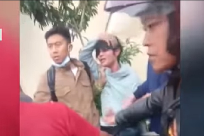 Mencekam, niat merampas sepeda motor, video debt collector alias penagih hutang bonyok diamuk warga.