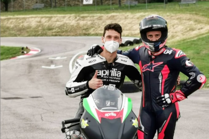 Video Andrea Dovizioso sudah latihan bareng aja nih sama pembalap tim Aprilia Racing Team Gresini, Lorenzo Savadori.