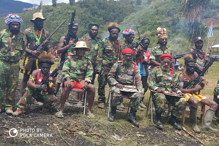 Pertemuan TPNPB OPM di Intan Jaya saat Desember 2019. Kelompok kriminal bersenjata (KKB) Papua pimpinan Lekagak Telenggen terus terus terjepit karenan pergerakan pasukan gabungan TNI Polri. 