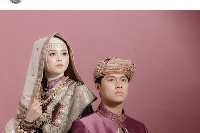 Rizky Billar mengunggah foto layaknya prewedding dengan menggunakan baju adat Indonesia bersama Lesti Kejora. 
