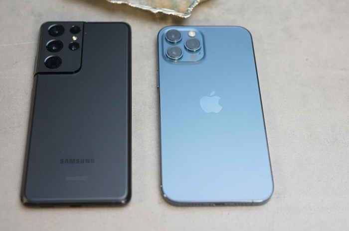 Samsung S21 Ultra dan iPhone Pro Max 12