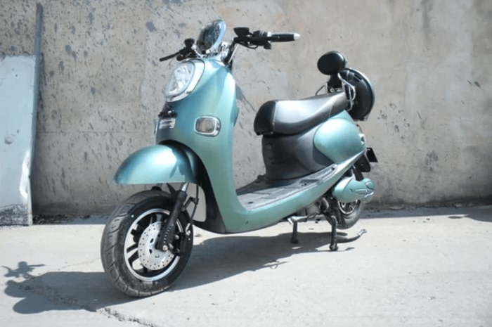 Harga motor listrik ini di bawah Honda BeAT, tampang mirip Scoopy.