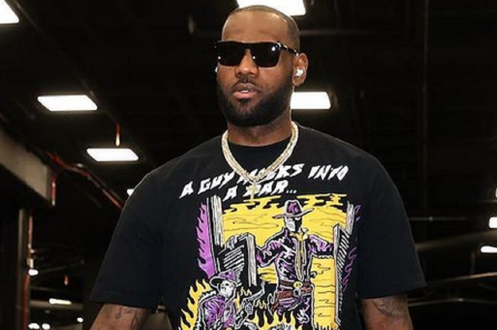 LeBron James dengan earbuds terbaru dari Beats yang belum dirilis.