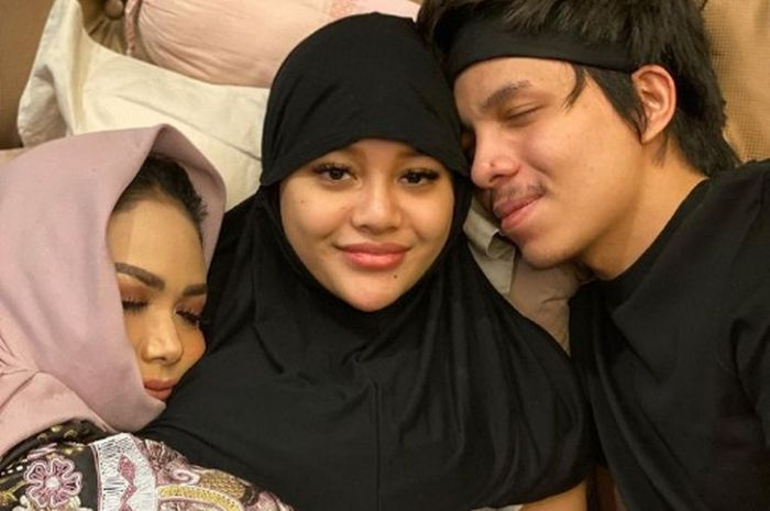 Krisdayanti memeluk erat Aurel yang terbaring lemas karena pendarahan