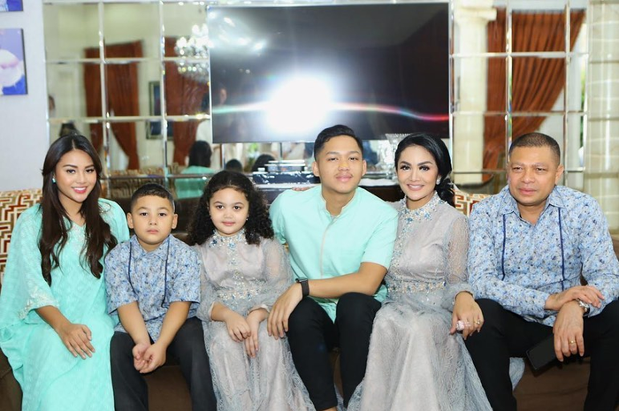 Krisdayanti menuding Anang Hermansyah membanjiri Aurel dengan kemewahan, sikap sang diva saat video putri sulungnya trending disorot.