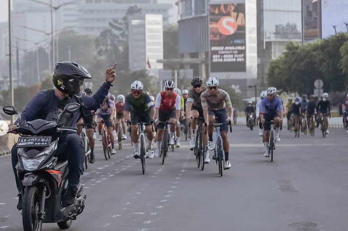 Pemotor plat AA acungkan jari tengah ke rombongan pesepeda