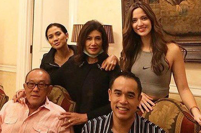 Nia Ramadhani dan kedua mertuanya