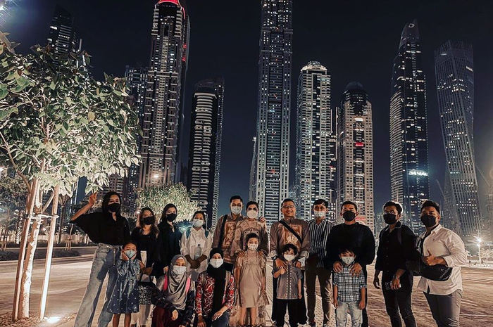 Foto-foto Anang Hermansyah saat pelesir di Dubai, Uni Emirat Arab diambil dengan  kamera Leica SL2 yang punya harga segini.