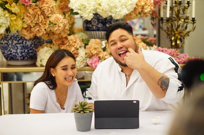 Rumah Rp 8 miliar pemberian presenter Ivan Gunawan kabarnya ditolak pedangdut Ayu Ting Ting. Ivan Gunawan pun buka suara.